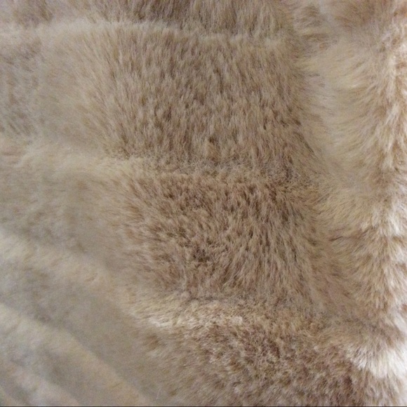 NWOT Papillon faux fur hooded vest - Picture 7 of 12